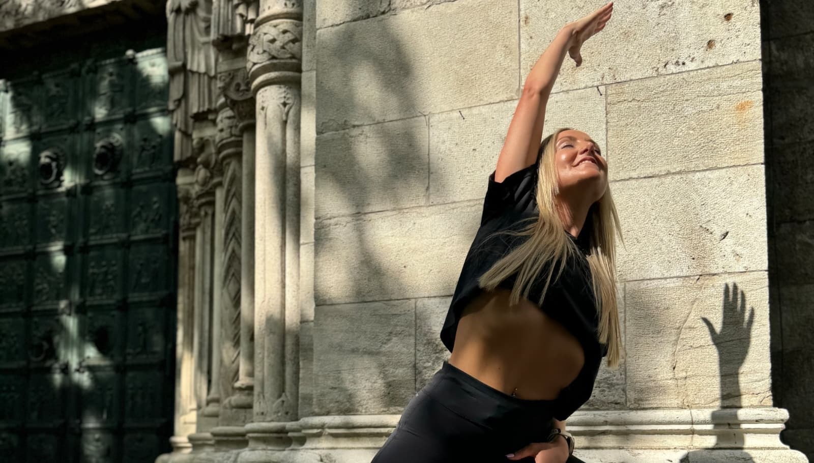 Yasmin bei einer Yoga-Übung vor einer Münchner Kirche